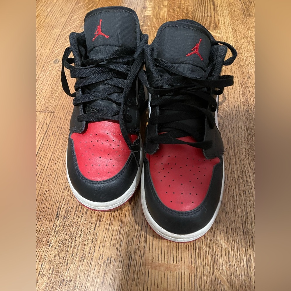 Jordan 1 Low Bred Toe
Size 6 Boys
Red, Black, White - Picture 4 of 6